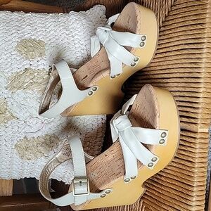 NWOT, KORKS Dawson Sandal size 7M, cream.